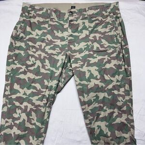 Women’s Lane Bryant Camo Cargo Pants Size 28